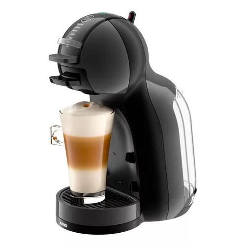Cafeteira Dolce Gusto Arno Mini Me preta com copo de cappuccino