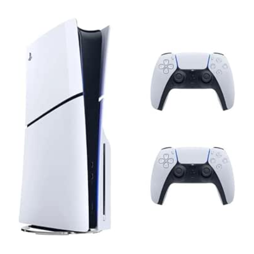 Console PlayStation 5 Slim em pé ao lado de dois controles DualSense